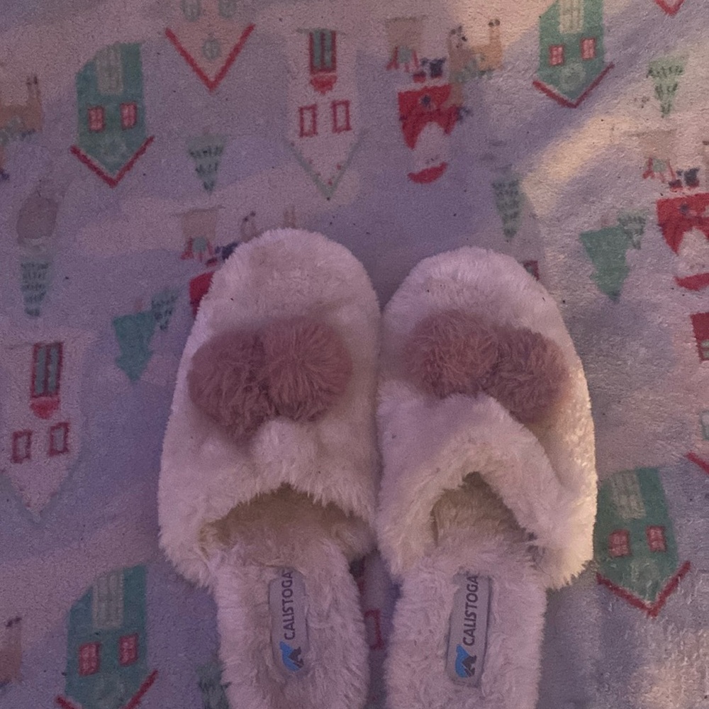 Size 8 Fuffly slippers 😍!